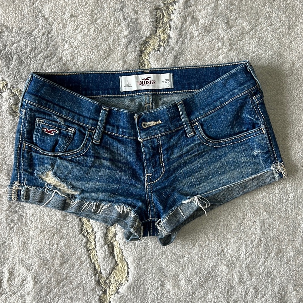 Hollister low waist denim jeans 25 size shorts. This shorts look very hot.